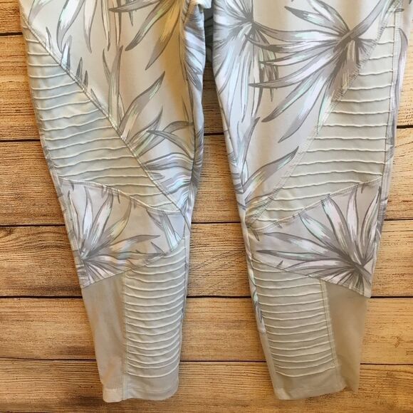 VICTORIA'S SECRET PINK ULTIMATE CROP LEGGINGS - Picture 3 of 7